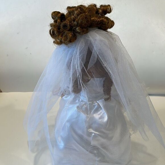 Bride porcelain doll 16 inches - Picture 9 of 10